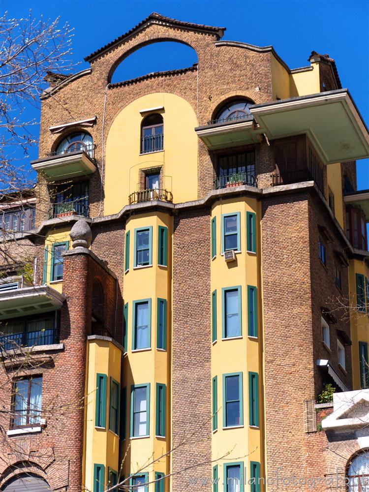 Milano - Parte superiore di Palazzo Fidia nel Quadrilatero del Silenzio